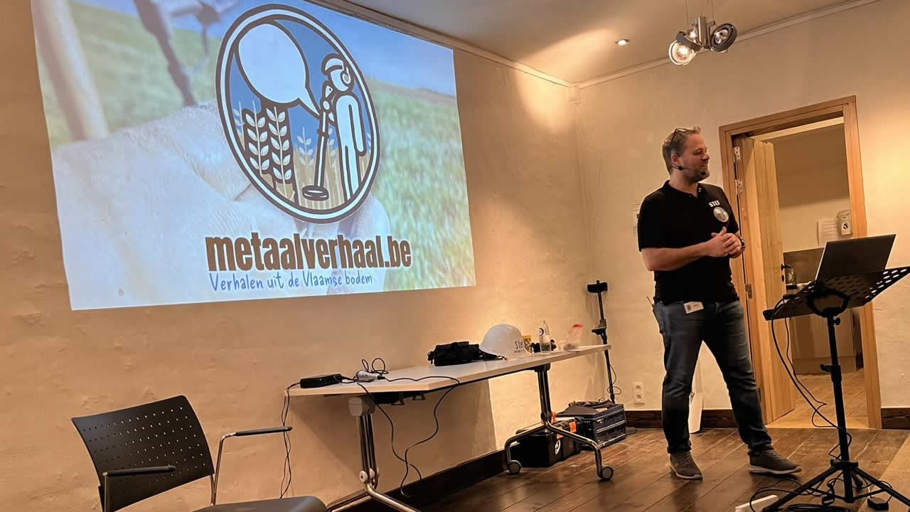 Stef Andries aan het woord tijdens zijn lezing Introductie tot Metaaldetectie bij Heemkring Ter Ham in Steenokkerzeel